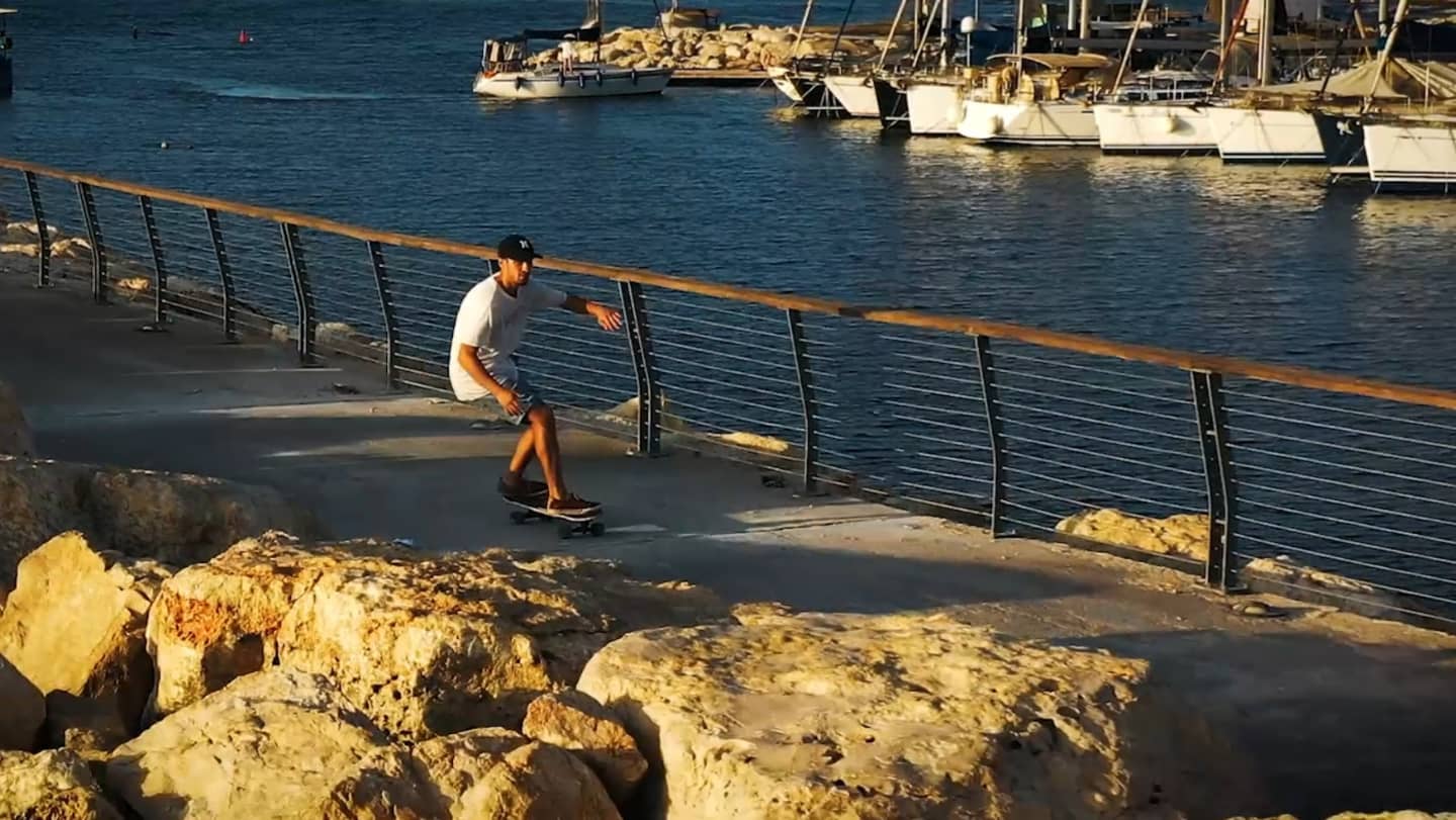 סקייטבורדים וריבר סרף בתל אביב