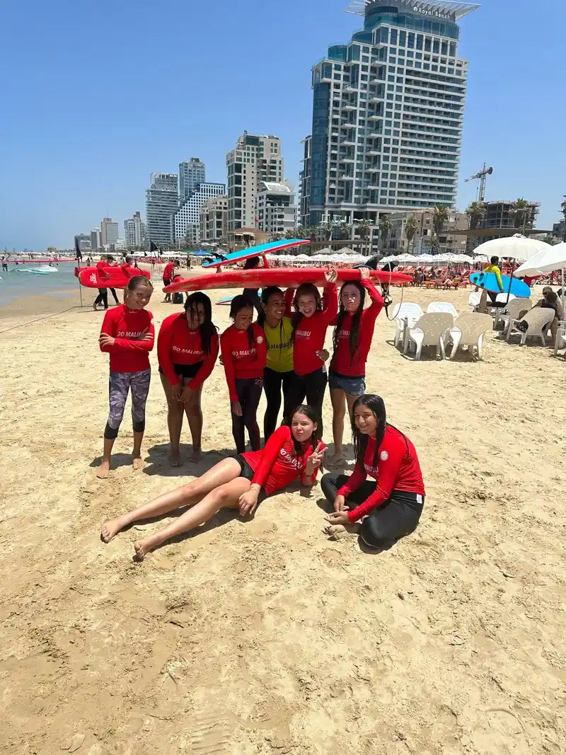 קייטנת גלישה חופש גדול - 8 ילדות בתמונה עם גלשנים