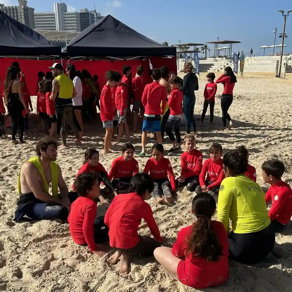 כל הילדים בקייטנת גלישה תל אביב מאליבו 2024